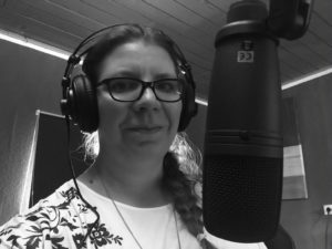Bild der Schriftstellerin und Podcasterin Jana Engels im Tonstudio