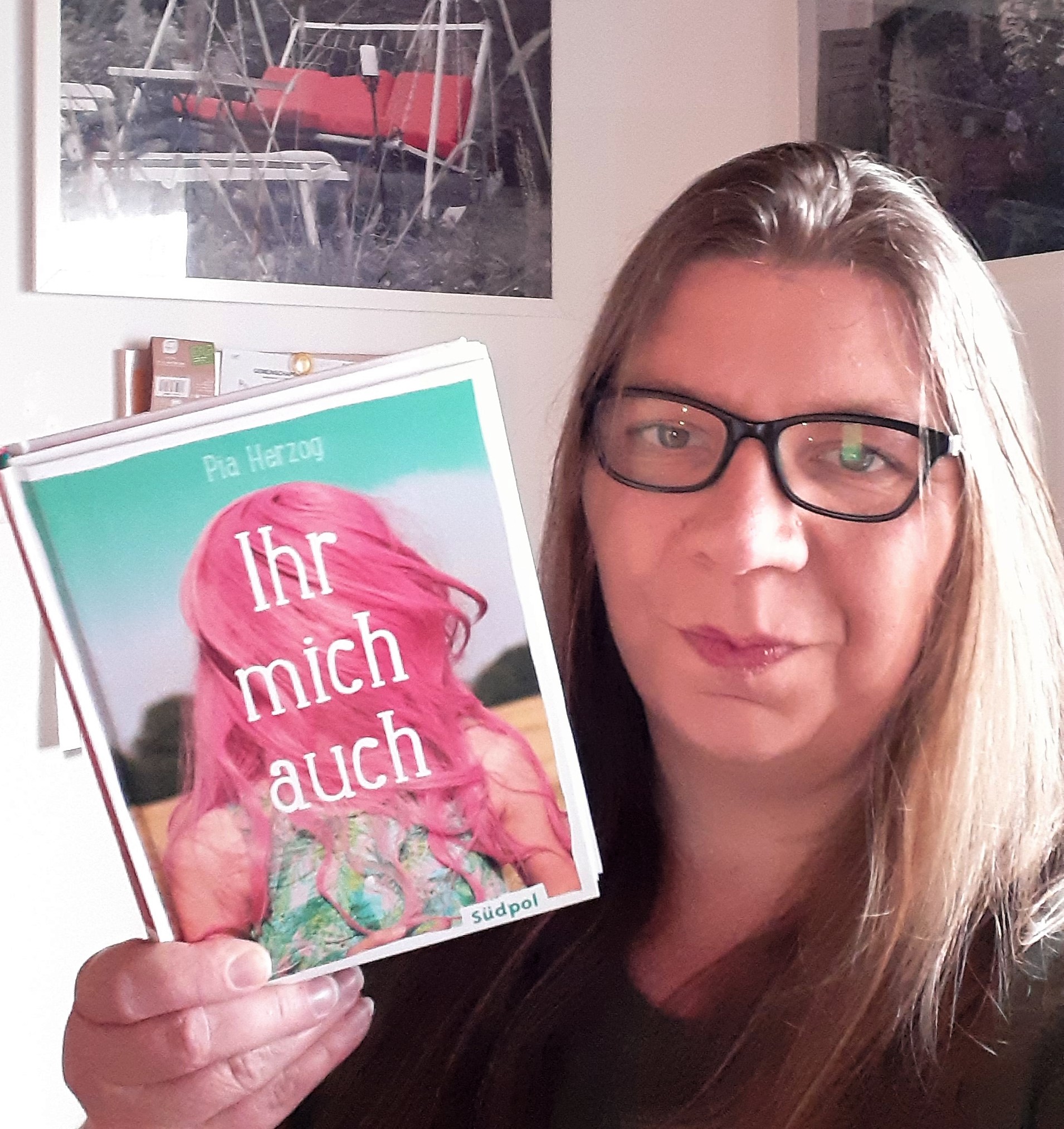 Jana Engels stellt das Jugendbuch "Ihr mich auch" von Pia Herzog vor.