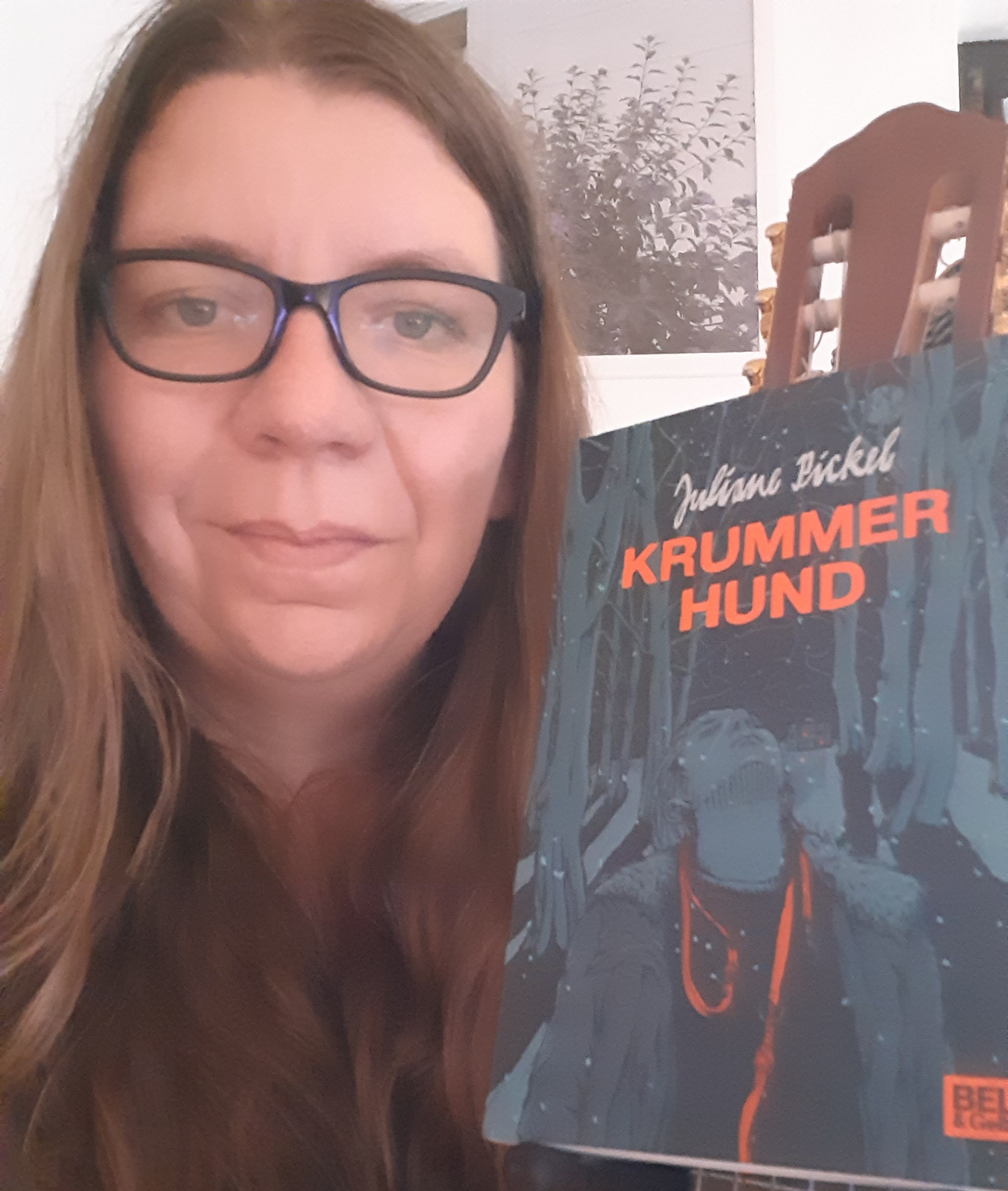 Jana Engels mit der Jugendbuchempfehlung "Krummer Hund"