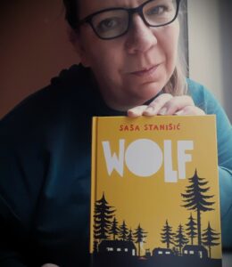 Jana Engels mit dem Kinderbuch "Wolf" von Saša Stanišić