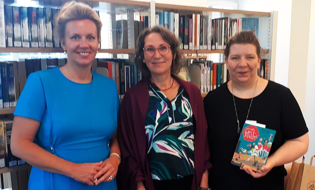 NRW Kulturministerin Ina Brandes, Preisträgerin Tanya Lieske, Landesvorsitzende des VS NRW Jana Engels bei der Verleihung des NRW Kinderbuchpreises 2025